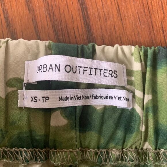New Urban Outfitters high waist camo pants. XS - Picture 4 of 5